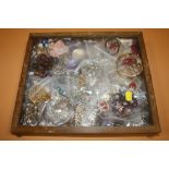 A TABLE TOP JEWELLERY DISPLAY CASE CONTAINING JEWELLERY