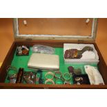 A TABLE TOP DISPLAY CASE CONTAINING COLLECTABLES & COSTUME JEWELLERY