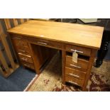 A MODERN LIGHT OAK TWIN PEDESTAL DESK H-79 CM W-122 CM ONE DRAWER ABSENT