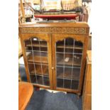 A VINTAGE OAK GLAZED BOOKCASE WITH CARVED DETAIL H-117 CM W-87 CM