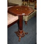 AN ANTIQUE MAHOGANY OCTAGONAL PEDESTAL TABLE H-72 CM MINOR LOSSES