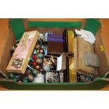 A TRAY OF ASSORTED COSTUME JEWELLERY