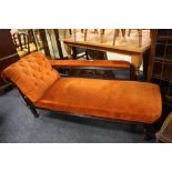 AN EDWARDIAN UPHOLSTERED CHAISE LONGUE
