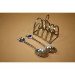 A HALLMARKED SILVER TOAST RACK TOGETHER WITH TWO ENAMEL SPOONS