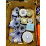 A TRAY OF ASSORTED WEDGWOOD JASPERWARE TO INCLUDE TRINKET POTS' SMALL TEAL VASE' GREY RING POT ETC.