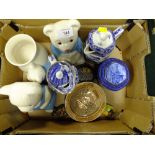 A TRAY OF WADE CERAMICS TO INCLUDE UNMARKED TEDDY BEAR FIGURES' LIDDED BLUE AND WHITE JUGS ETC.
