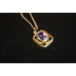 A RETRO STYLE 9CT GOLD AMETHYST PENDANT ON CHAIN