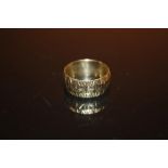 A HALLMARKED 18 CARAT GOLD BAND - SIZE P - WEIGHT 5.7 GRAMS APPROX
