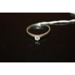 A 950 PLATINUM DIAMOND SOLITAIRE RING - SIZE T 1/2 - WEIGHT 5.3 GRAMS APPROX