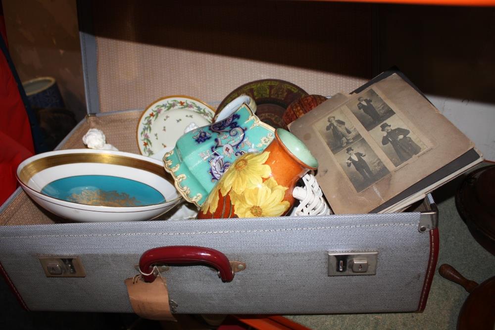 A SUITCASE OF CERAMICS TO INCLUDE A MINTON FRUIT BOWL, FIGURAL CENTREPIECE, DOULTON VASE A/F ETC