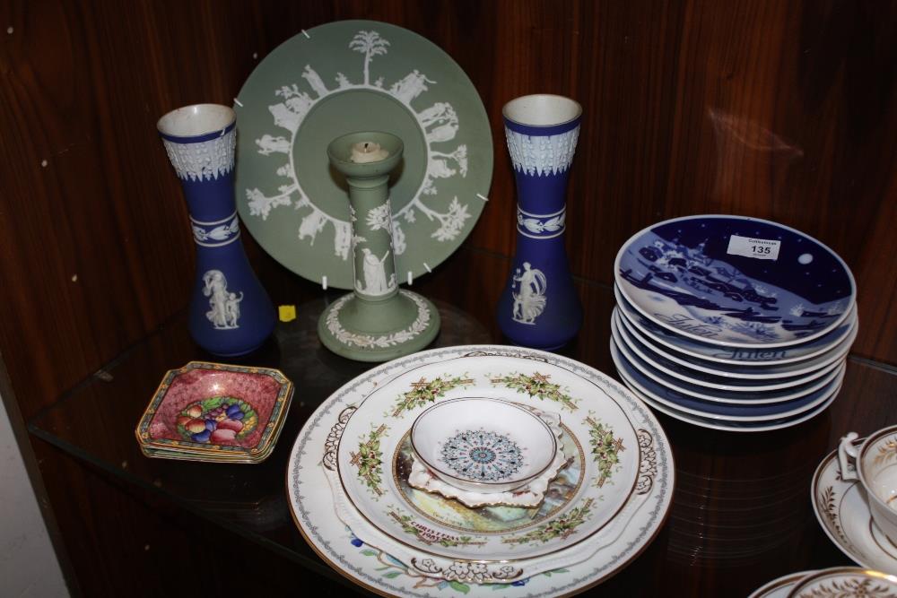 A COLLECTION OF ASSORTED CERAMICS TO INCLUDE WEDGWOOD JASPERWARE, MINTON ROTIQUE, ROYAL WORCESTER