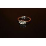 A 9 CARAT WHITE GOLD THREE STONE DRESS RING SET WITH CLEAR STONES - SIZE O 1/2 - WEIGHT 1.6 GRAMS