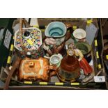 A SMALL TRAY OF ASSORTED CERAMICS TO INCLUDE A CROWN DEVON CHINTZ PATTERN SWING HANDLED CRACKER