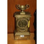 AN ANTIQUES BRASS MANTLE CLOCK WITH KEY & PENDULUM