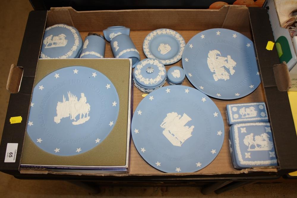 A TRAY OF BLUE WEDGWOOD JASPERWARE TO INCLUDE CABINET PLATES, TRINKET POTS ETC.