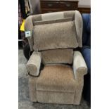 A BROWN UPHOLSTERED RISE / RECLINE ARMCHAIR