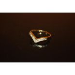 A LADIES 9 CARAT GOLD WISH BONE SHAPED DRESS RING - SIZE S 1/2 - WEIGHT 1.6 GRAMS APPROX