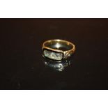 AN ANTIQUE YELLOW METAL MOURNING RING DATED 1818 TO INTERIOR - SIZE N - WEIGHT 2.3 GRAMS APPROX