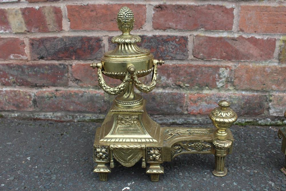 A PAIR OF LATE 19TH EARLY 20TH CENTURY BRASS FIRE DOGS, in the classical Empire style, H 38 cm (2) - Image 3 of 5