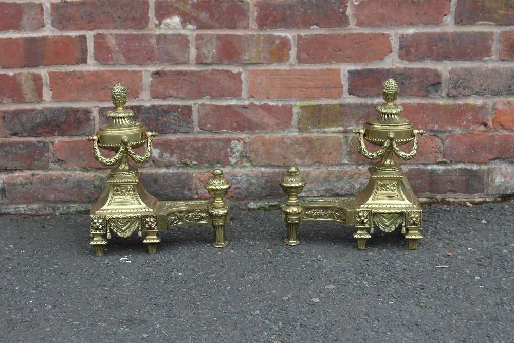 A PAIR OF LATE 19TH EARLY 20TH CENTURY BRASS FIRE DOGS, in the classical Empire style, H 38 cm (2) - Image 2 of 5