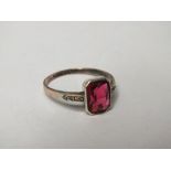 AN VINTAGE 9CT GOLD & SILVER RING SET WITH RED STONES