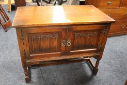 AN OAK OLD CHARM TWO DOOR LOW CUPBOARD H-71 CM W-90 CM