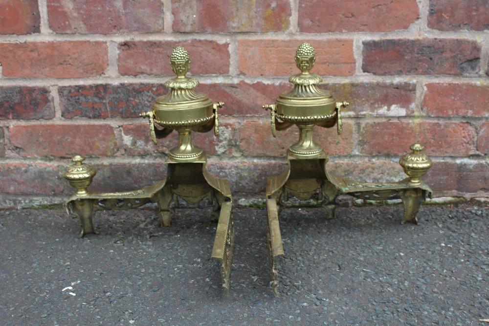 A PAIR OF LATE 19TH EARLY 20TH CENTURY BRASS FIRE DOGS, in the classical Empire style, H 38 cm (2) - Image 5 of 5