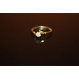 A HALLMARKED 9 CARAT GOLD SOLITAIRE RING - SIZE P - WEIGHT 1.2 GRAMS APPROX