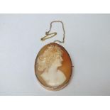 A LARGE VICTORIAN 9CT GOLD MOUNTED CAMEO BROOCH