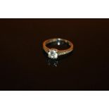 A LADIES 9K WHITE GOLD SOLITAIRE RING - SIZE L - WEIGHT 1.6 GRAMS APPROX