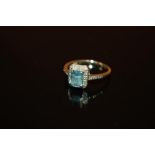 A 9 CARAT WHITE GOLD AND BLUE TOPAZ DRESS RING - SIZE L 1/2 - WEIGHT 2.2 GRAMS APPROX
