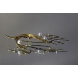 AN 18K PEARL AND DIAMOND BROOCH, W 7 cm