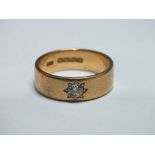 A HALLMARKED 18CT GOLD WEDDING BAND SET WITH SINGLE DIAMOND, ring size R 1/2, approx 7.7 g