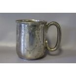 A HALLMARKED SILVER MUG. engraved with swags and ribbons, approx weight 107g, H 7.5 cm