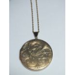 A HALLMARKED 9CT GOLD CIRCULAR PENDANT LOCKET, locket Dia. 4.8 cm, suspended on an associated