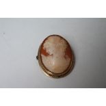 AN HALLMARKED 9CT GOLD OVAL CAMEO PORTRAIT BROOCH, H 3.6 cm