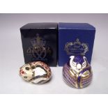 A ROYAL CROWN DERBY COUNTRY MOUSE PAPERWEIGHT, hexagonal 21 gold stopper, with box, W 7 cm, together