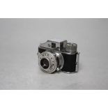 A VINTAGE MINIATURE JAPANESE 'HIT' CASED CAMERA