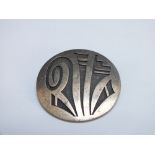 A MODERNIST STYLE CIRCULAR STERLING SILVER BROOCH, marks to reverse, Dia. 4 cm