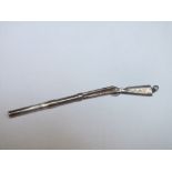 A NOVELTY HALLMARKED SILVER SHOTGUN SLIDING PICK BY L J MILLINGTON, W 10 cm