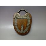 AN UNUSUAL CRIBBAGE BOARD IN THE FORM OF A PADLOCK, the key 'escutcheon' marked Rd. No. 679being a