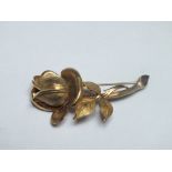 A HALLMARKED 9CT GOLD BROOCH IN THE FORM OF A SINGLE ROSE, L 5 cm, approx 7.0 g