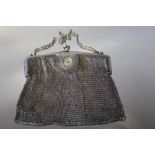 AN UNUSUAL MESH LADIES EVENING BAG WITH INTEGRAL WATCH, W 15.25 cm