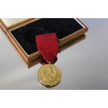 A HALLMARKED 9 CT GOLD DAILY MIRROR AWARD OF HONOUR 1959 MEDAL, in fitted case embossed in gold