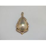 A HALLMARKED 18 CT GOLD CULTURED PEARL AND DIAMOND PENDANT, H 3.5 cm