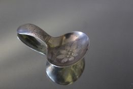 A HALLMARKED SILVER CADDY SPOON - SHEFFIELD 1911, L 6.25 cm