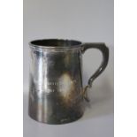 A HALLMARKED SILVER MUG - LONDON 1924, approx weight 126g, H 8.25 cm