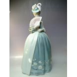 A LARGE LLADRO FIGURE OF A LADY IN COSTUME HOLDING A FAN, H 62.5 cm
