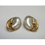 A PAIR OF 18 CT GOLD CLIP ON CULTURED PEARL AND DIAMOND EARRINGS, H 2.25 cm
