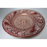 A LARGE 20TH CENTURY HISPANO MORESQUE RED / COPPER LUSTRE CHARGER, Dia. 40 cm